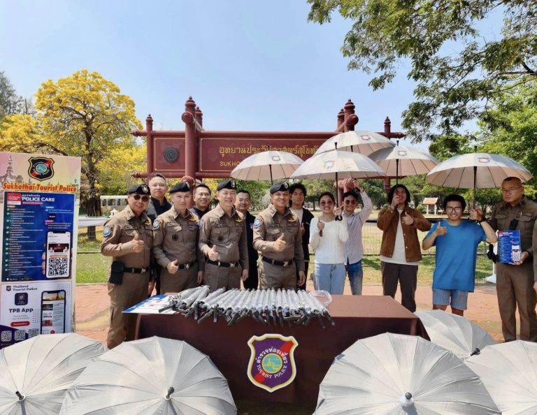 พล.ต.ท.ศักย์ศิรา เผือกอ่ำ ผบช.ทท.  ตรวจเยี่ยม/มอบสิ่งของบำรุงขวัญ จุดบริการนักท่องเที่ยว (จว.สุโขทัย)