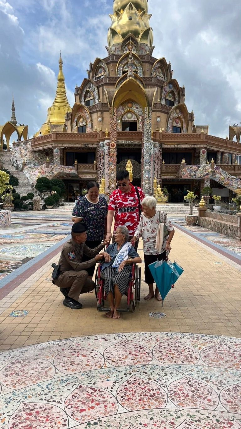🚨ช่วยเหลือเข็นวีลแชร์ให้กับผู้สูงอายุ