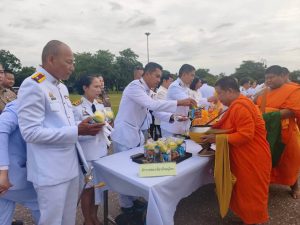 พ.ต.ท.อรรถพล เจริญพร สว.ส.ทท.1 กก.3 บก.ทท.2 ร่วมพิธีเจริญพระพุทธมนต์และทำบุญตักบาตรถวายพระราชกุศล เฉลิมพระเกียรติพระบาทสมเด็จพระเจ้าอยู่หัว