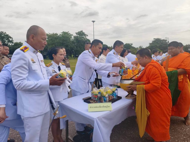 พ.ต.ท.อรรถพล เจริญพร สว.ส.ทท.1 กก.3 บก.ทท.2 ร่วมพิธีเจริญพระพุทธมนต์และทำบุญตักบาตรถวายพระราชกุศล เฉลิมพระเกียรติพระบาทสมเด็จพระเจ้าอยู่หัว